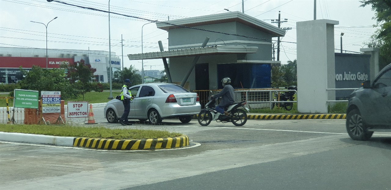 필리핀 체크포인트(검문소)에서 도시를 벗어나거나 들어오는 차량에 체온측정 등 방역을 진행하고 있다.