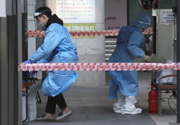  7일 오후 용산구 선별진료소에서 의료진이 분주하게 움직이고 있다. 이날 문재인 대통령은 코로나19와 관련해 "가용한 인력을 최대한 투입해 수도권의 현장 역학조사 역량을 강화하라"고 지시했다.