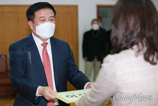 12월 8일부터 부산시장 보궐선거 예비후보 등록 일정이 시작된 가운데, 이진복 전 의원이 서류를 제출하고 있다. 