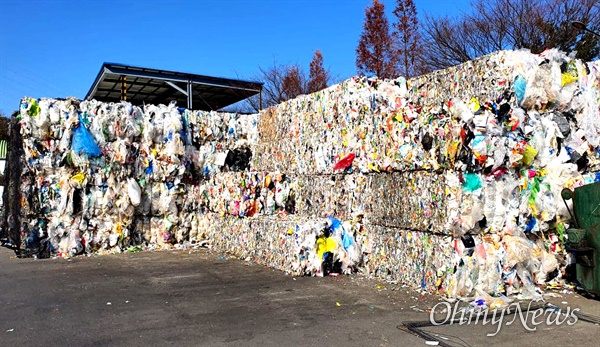 창원시 생활폐기물처리시설 종합단지에 산처럼 쌓여 있는 쓰레기.