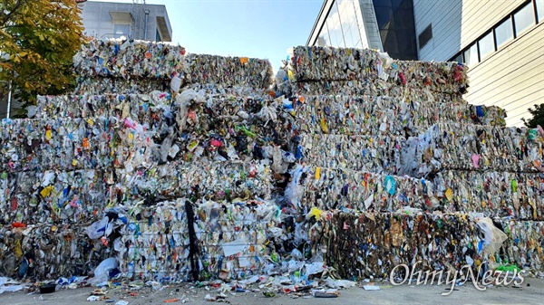 창원시 생활폐기물처리시설 종합단지에 산처럼 쌓여 있는 쓰레기.