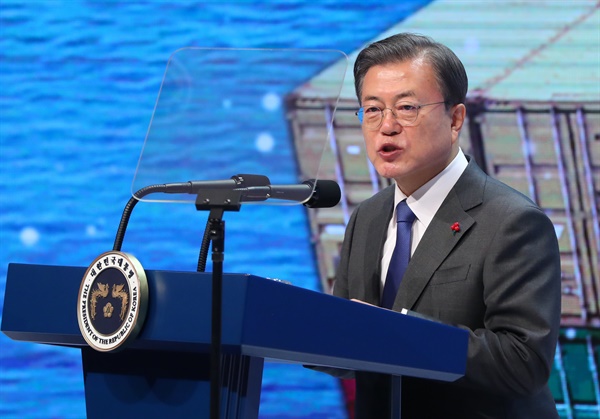 문재인 대통령이 지난 8일 오전 서울 강남구 코엑스에서 열린 '제57회 무역의 날 기념식'에 참석해 축사를 하고 있다. 