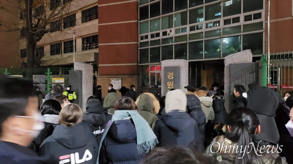 7일 밤 서울 서초구 경원중 주변에 사는 일부 주민이 이 학교 후문을 에워싸고 시위를 벌이고 있다. 