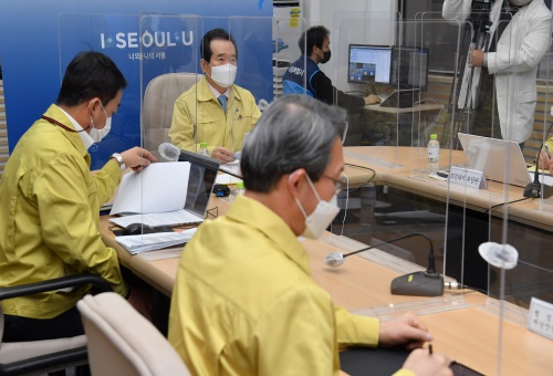  정세균 국무총리가 8일 서울시청에서 열린 수도권 코로나19 상황점검회의를 주재하고 있다.