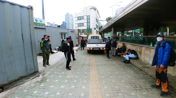 서울역 광장 내 거리홈리스의 물품을 임의철거하는 모습. 