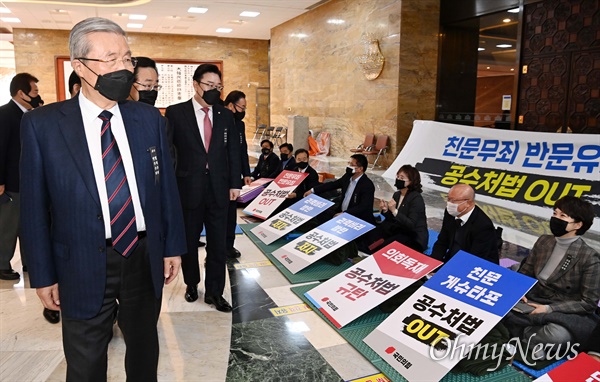 국민의힘 김종인 비상대책위원장과 주호영 원내대표가 9일 오전 서울 여의도 국회 본회의장 앞에서 릴레이 철야 농성 중인 의원들을 격려하고 있다. 