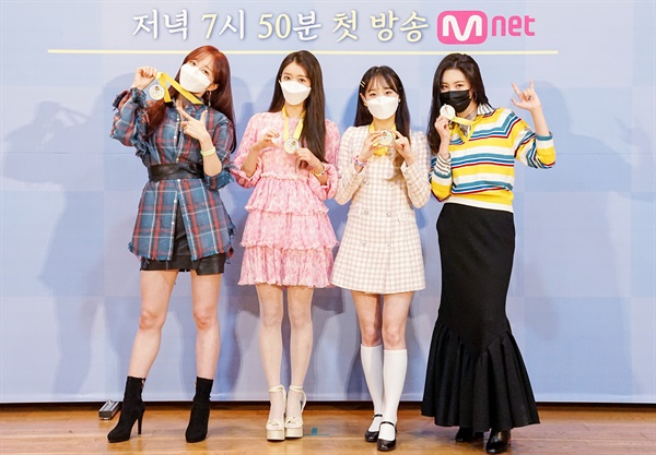 '달리는 사이' 아름다운 러닝 코스로! 하니, 유아, 츄, 선미가 8일 오전 열린 Mnet <달리는 사이> 온라인 제작발표회에서 포즈를 취하고 있다. <달리는 사이>는 20대 여자 아이돌들이 하나의 러닝 크루가 되어 국내의 아름다운 러닝 코스를 찾아 달리는 런트립(RUN-TRIP) 리얼리티 프로그램이다. 9일 수요일 저녁 7시 50분 첫 방송.