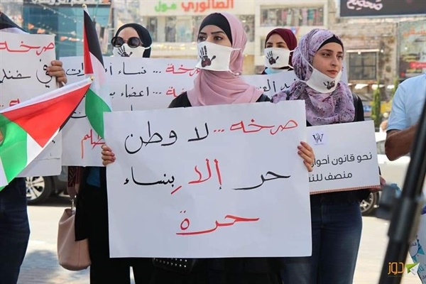 2020. 10. 팔레스타인 나블루스 시내에서 개최된 "여성폭력 중단"시위를 기획한 아디의 현지 파트너 단체인 '여성지원센터' 활동가들의 모습
