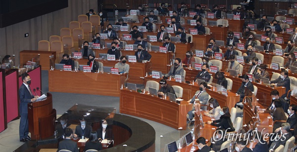 국민의힘 유상범 의원이 9일 오후 서울 여의도 국회에서 열린 본회의에서 국민의힘 의원들이 공수처법 반대 피켓을 의원석에 내건 가운데 의사진행 발언을 하고 있다. 