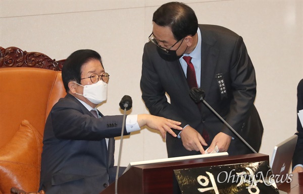 국민의힘 주호영 원내대표가 9일 국회 본회의 도중 박병석 국회의장에게 여야 합의가 없는 법률안에 대해 표결 연기를 요청하고 있다.