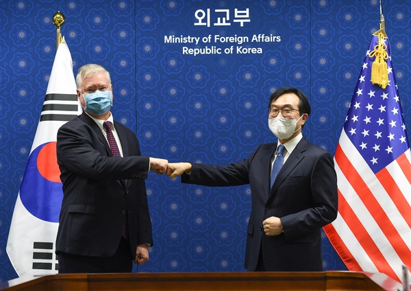 이도훈 한반도평화교섭본부장과 스티븐 비건 미국 국무부 부장관이 9일 오후 서울 외교부 청사에서 회담에 앞서 인사를 나누고 있다.