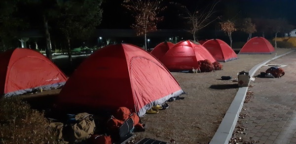 교사들이 돌아가며 불침번을 섰다. 자정에 가까운 시각 찍은 사진.