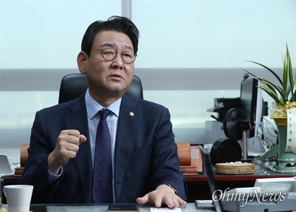 김교흥 더불어민주당 의원이 9일 오전 국회 의원회관에서 <오마이뉴스>와 인터뷰하고 있다. 