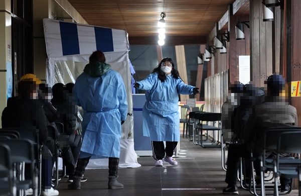 10일 오전 서울 송파구보건소 선별진료소에서 시민들이 신종 코로나바이러스 감염증 검사를 받기 위해 차례를 기다리고 있다. 중앙방역대책본부는 이날 0시 기준 코로나19 신규 확진자가 682명 늘어 누적 4만98명이라고 밝혔다.