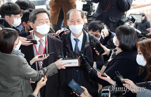 윤석열 검찰총장 측 법률 대리인 이석웅, 이완규 변호사가 10일 오전 경기도 정부과천청사 법무부에서 열린 윤 검찰총장 징계위원회에 참석하고 있다.
