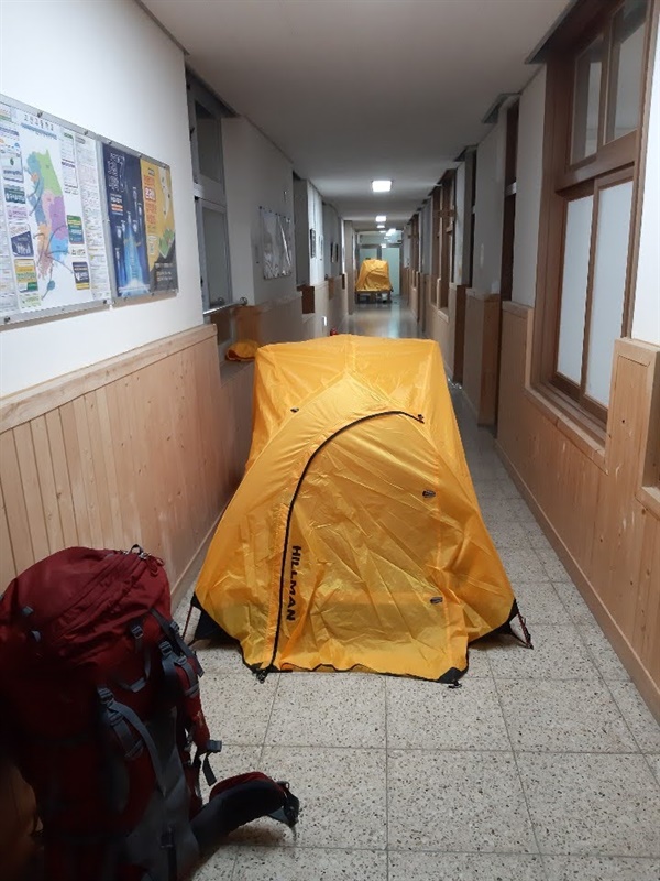 아이들은 따뜻한 교실에 텐트를 쳤고 교사들은 학생 관리 차원에서 복도에서 준 야외취침을 했다.