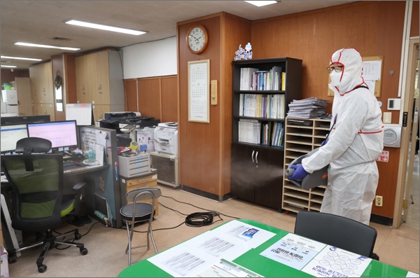 10일 대전 유성구청 본청에 근무하는 직원이 코로나19에 확진됨에 따라 유성구청을 임시 폐쇄하고 전직원이 코로나19 검사를 받았다.