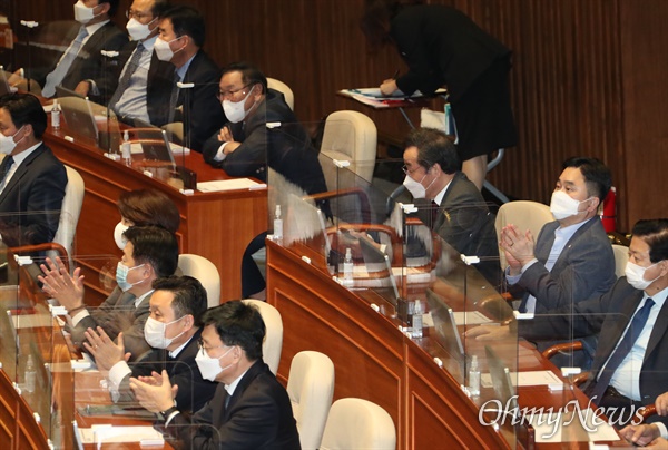 지난해 12월 국회 본회의에 참석한 국회의원들 모습(자료사진).  