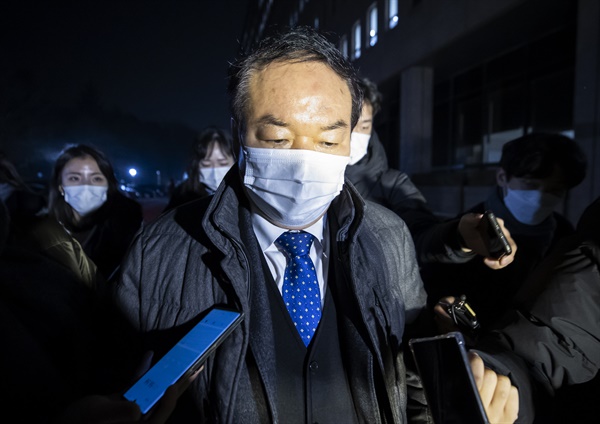 검사징계위원회 위원장 직무대리를 맡은 정한중 한국외대 법학전문대학원(로스쿨) 교수가 10일 열린 윤석열 검찰총장에 대한 검사징계위원회 종료 후 정부과천청사 법무부를 나서고 있다.