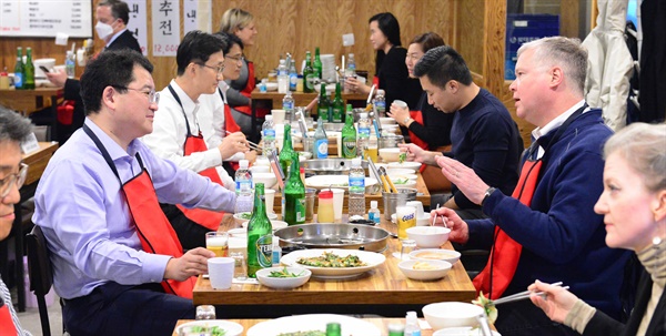 최종건 외교부 1차관(왼쪽)과 스티븐 비건 미국 국무부 부장관(오른쪽)이 10일 저녁 서울 시내 닭한마리 식당에서 식사하고 있다. 2020.12.10 