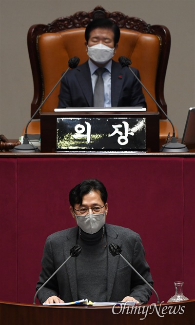 더불어민주당 홍익표 의원이 11일 서울 여의도 국회에서 열린 본회의에서 국정원법 개정안에 대한 무제한 토론(필리버스터)을 하고 있다