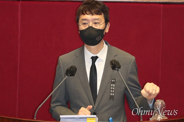 국민의힘 김웅 의원이 11일 오전 서울 여의도 국회에서 열린 본회의에서 국정원법 개정안에 대한 무제한 토론(필리버스터)을 하고 있다.