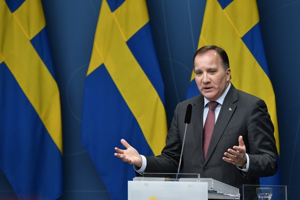 지난 11월 11일(현지시간) 기자회견을 하고 있는 스테판 뢰벤 스웨덴 총리.