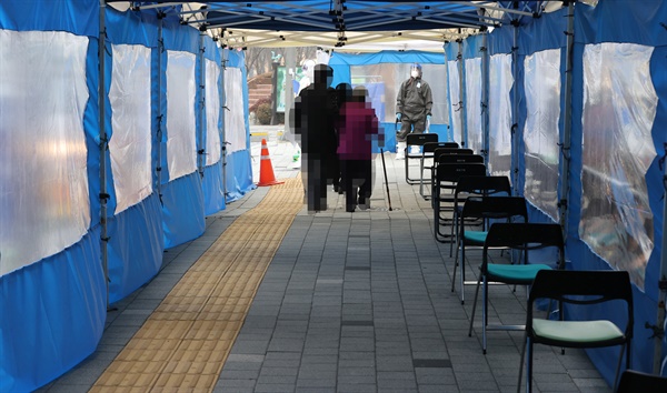 11일 오전 서울 중랑구보건소 선별진료소에서 시민들이 신종 코로나바이러스 감염증 검사를 받기 위해 이동하고 있다.