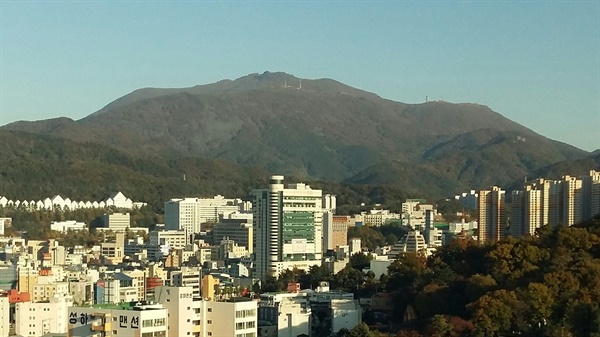 높고 낮음이 존재하지 않은 ‘절대 평등’의 산. 무등산은 광주사람들에게 단순히 자연 그 이상의 의미를 부여하고 있다. 태곳적부터 역사가 숱하게 바뀌었어도 한결같이 광주를 굽어 살펴 왔다 
