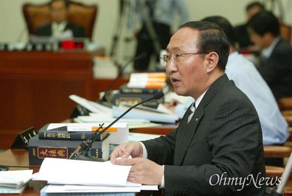 2005년 8월 18일, '삼성 X파일' 녹취록 내용 중 삼성으로부터 소위 '떡값'을 받았던 검사 7명의 실명을 공개한 노회찬 민주노동당 의원이 국회 법사위원회에서 질의하고 있는 모습. 