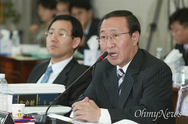 2005년 9월 27일 노회찬 민주노동당 의원이 서울중앙지검 청사에서 열린 국회 법사위의 국정감사에서 'X파일' 사건과 관련해 질의하고 있는 모습. 