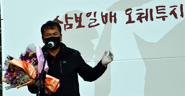 제1회 삼보일배오체투지환경상 '대상'을 수상한 김종술 기자가 수상 소감을 밝히고 있다. 
