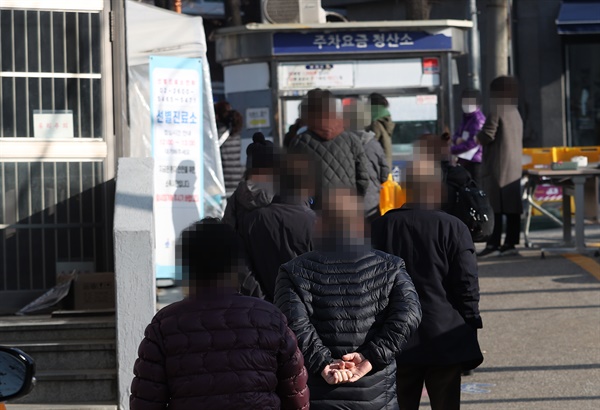 국내 신종 코로나바이러스 감염증(코로나19) '3차 대유행'의 확산세가 이어지는 가운데 12일 오전 서울 강서구보건소 선별진료소에서 시민들이 검사를 받기 위해 줄을 서고 있다. 