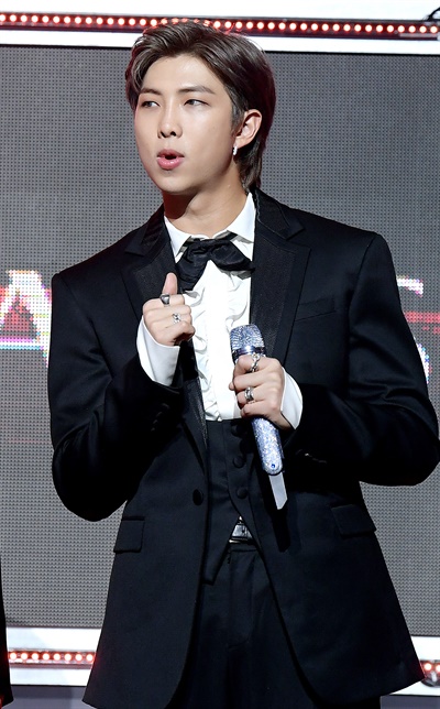 'TMA' 방탄소년단 RM 방탄소년단의 RM이 12일 오후 언컨택트로 열린 < 2020 더팩트 뮤직 어워즈(TMA) > 레드카펫에서 포즈를 취하고 있다.