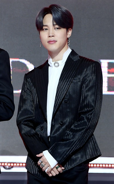 'TMA' 방탄소년단 지민 방탄소년단의 지민이 12일 오후 언컨택트로 열린 < 2020 더팩트 뮤직 어워즈(TMA) > 레드카펫에서 포즈를 취하고 있다.