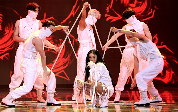 'TMA' 화사, 화려한 무대 마마무의 화사가 12일 오후 언컨택트로 열린 < 2020 더팩트 뮤직 어워즈(TMA) >에서 공연을 하고 있다.