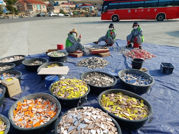 낭도 마을 벽이나 작품 설치에 소요되는 타일을 붙이기에 적합한 사이즈로 깨서 공급해 준다.