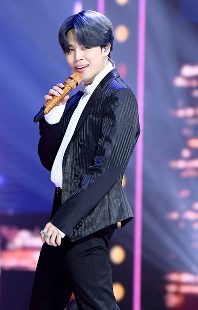 'TMA' 방탄소년단 지민, 부드러운 눈빛 방탄소년단의 지민이 12일 오후 언컨택트로 열린 < 2020 더팩트 뮤직 어워즈(TMA) >에서 공연을 하고 있다.