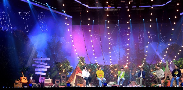 'TMA' 방탄소년단, 이제는 그래미! 방탄소년단이 12일 오후 언컨택트로 열린 < 2020 더팩트 뮤직 어워즈(TMA) >에서 공연을 하고 있다.