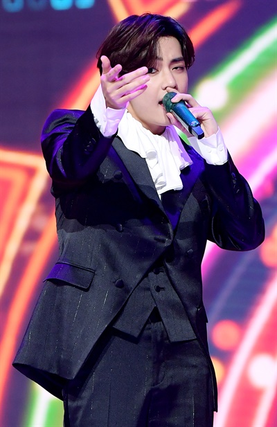 'TMA' 방탄소년단 뷔, 월클 핸섬보이 방탄소년단의 뷔가 12일 오후 언컨택트로 열린 < 2020 더팩트 뮤직 어워즈(TMA) >에서 공연을 하고 있다.