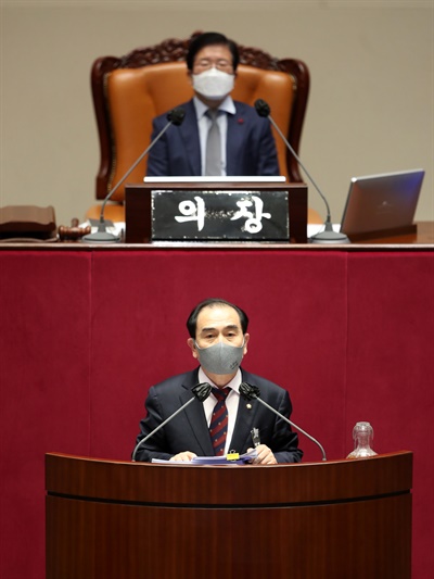 국민의힘 태영호 의원이 13일 국회 본회의에서 남북관계발전법 개정안에 대한 무제한 토론을 시작하고 있다. 