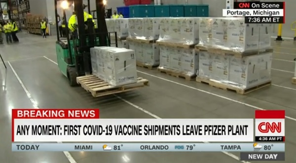 화이자-바이오엔테크 코로나19 백신의 미국 내 첫 배포를 보도하는 CNN 뉴스 갈무리.