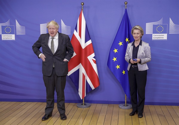 영국 존슨(왼쪽) 총리와 EU 폰데어라이엔 집행위원장 