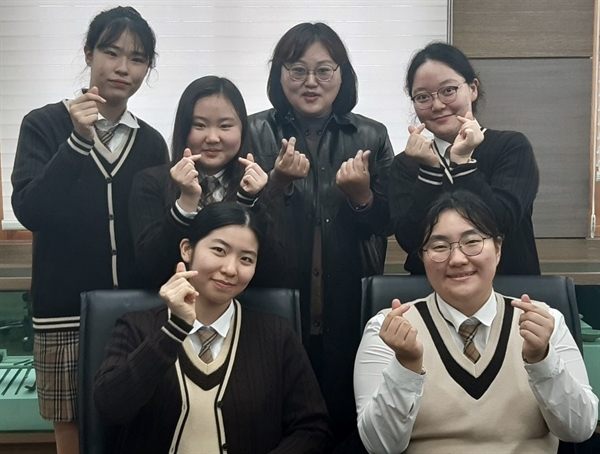 인터뷰에 참여한 태안여고 1,2학년 학생들, 박영순 한국사 교사(위오른쪽에서 두번째)도 학생들과 함께했다.