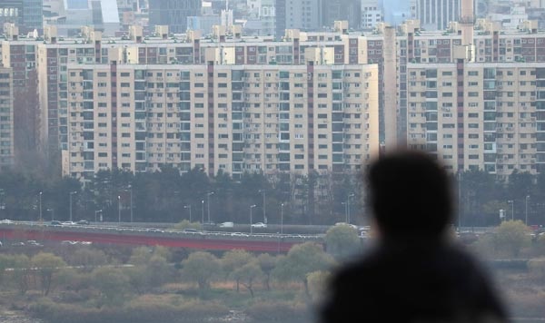   서울 응봉산에서 바라본 강남구 일대 아파트 모습.