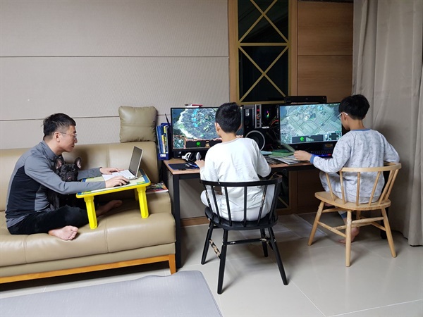 거실에 PC 두대를 설치하고 주말에는 아이들과 스타크래프트를 하며 코로나를 극복하고 있다.