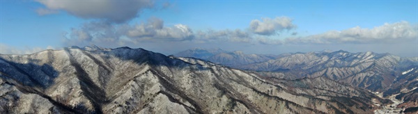  12월 14일 경남 거창군 북상면 남덕유산 능선의 설경.