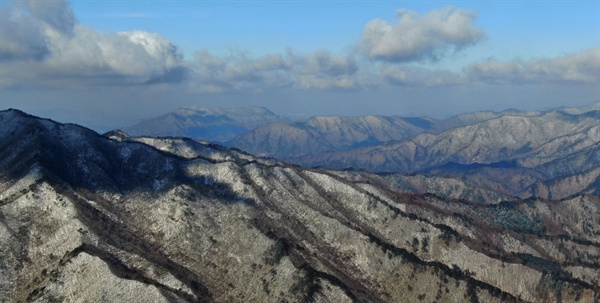  12월 14일 경남 거창군 북상면 남덕유산 능선의 설경.