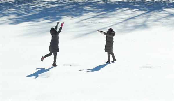 12월 14일 경남덕유학생교육원 운동장에 내린 눈.