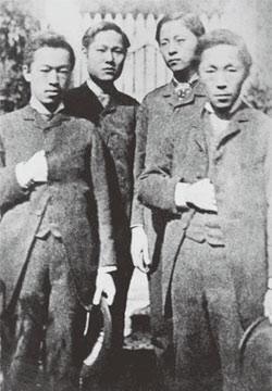 1884년 갑신정변의 주역들 왼쪽부터 박영효, 서광범, 서재필, 김옥균. 이들은 친일 의존적인 급진적 개화 운동을 펼쳤다. 이들은 이동인의 사상적 제자였다.